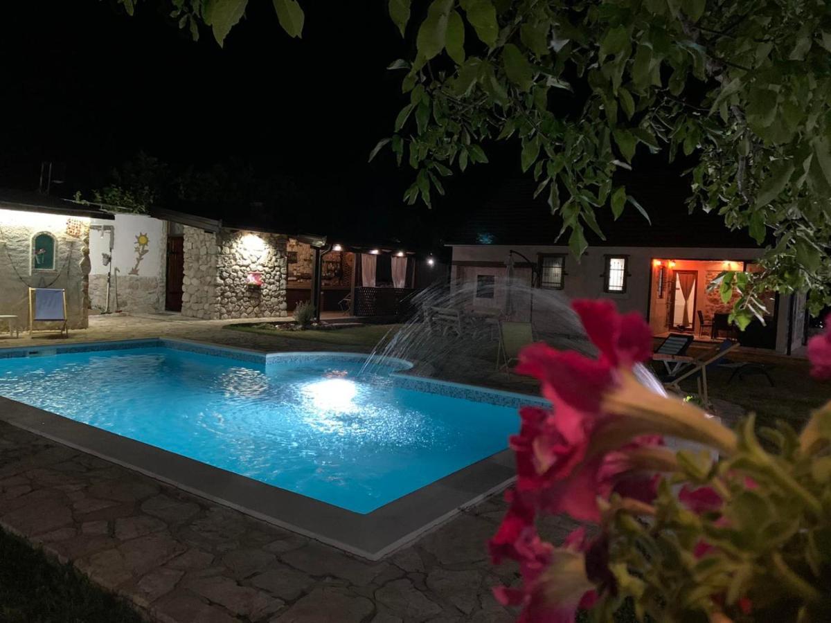 מוסטר Silent Village Villa With Swimming Pool מראה חיצוני תמונה