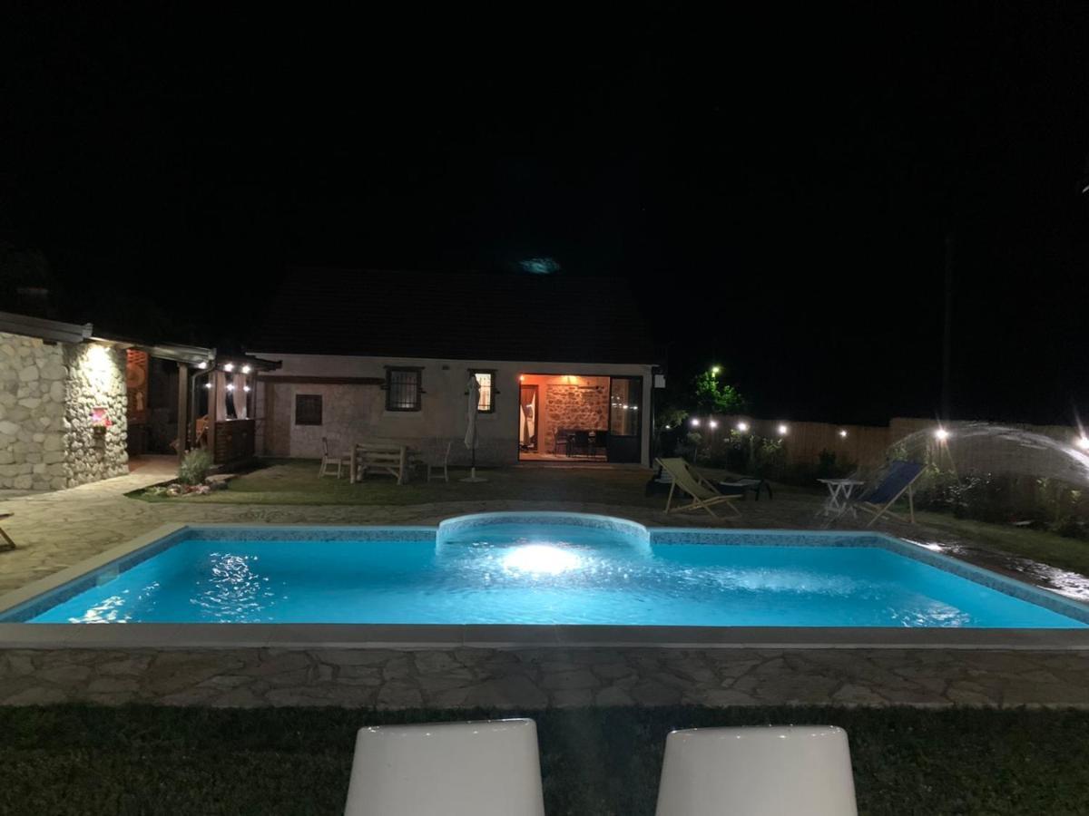 מוסטר Silent Village Villa With Swimming Pool מראה חיצוני תמונה